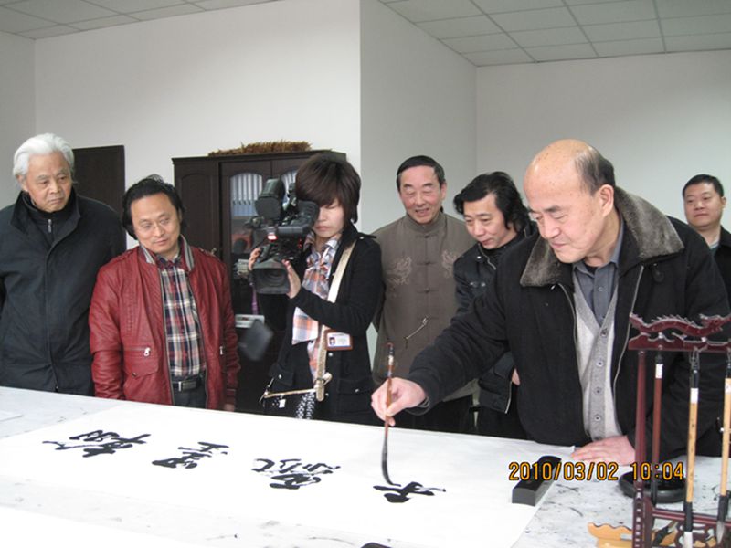 市人大常委會黨組書記、副主任張法祥在畫展開幕式上題寫“翰墨飄香”.JPG
