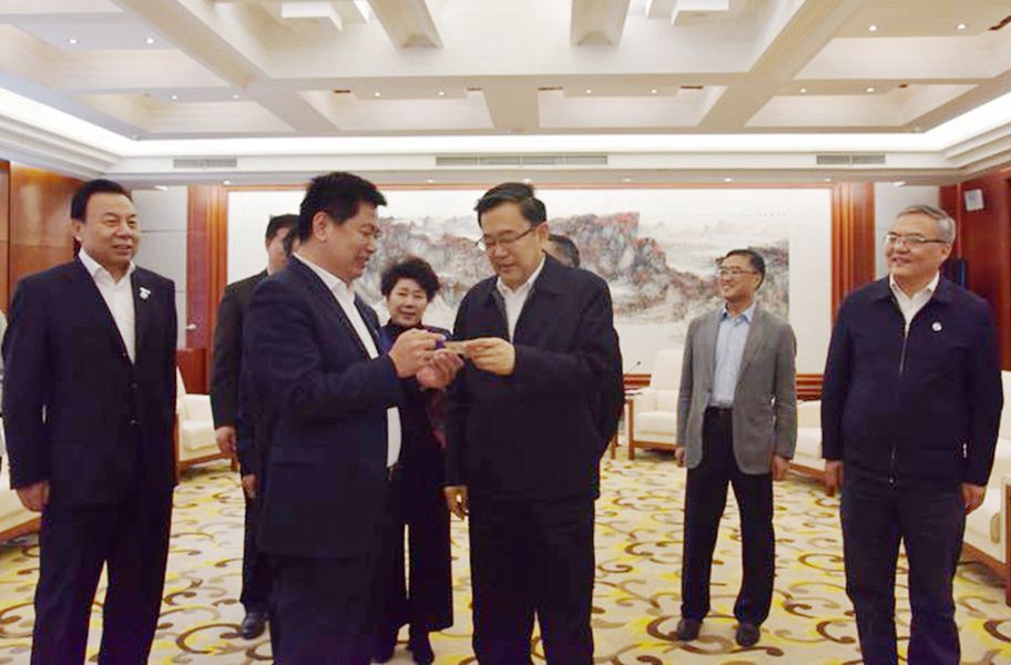 2018年4月16日，貴州省委書記孫志剛聽取全國政協(xié)委員、民建中央常委、中華職業(yè)教育社副理事長、四川國弘現(xiàn)代教育投資公司（省屬國有企業(yè)）董事長蘇華關(guān)于在貴州省發(fā)展教育事業(yè)和教育扶貧工作匯報。_副本.jpg