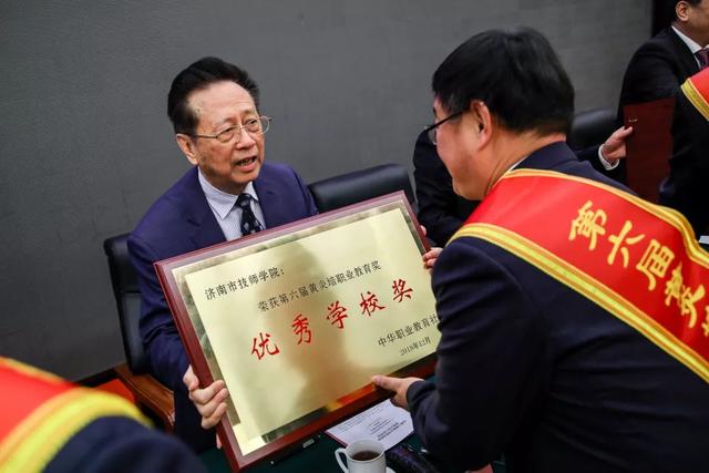 黃炎培職業(yè)教育獎(jiǎng)揭曉，向獲獎(jiǎng)?wù)咦ＹR！