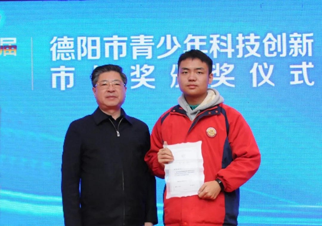 市長何禮為高2021屆5班學(xué)生周競楠頒發(fā)青少年科創(chuàng)市長獎，鼓勵孩子們成為拔尖創(chuàng)新人才。_副本.jpg