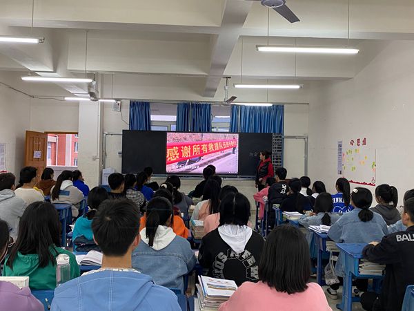 中江職中組織師生收看“2022年春季全國中小學消防安全公開課”網(wǎng)絡(luò)直播.jpg