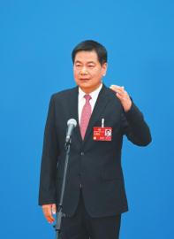3月7日，“委員通道”集體采訪活動(dòng)上，住川全國(guó)政協(xié)委員蘇華接受媒體采訪。 　　新華社記者 陳曄華 攝.jpg