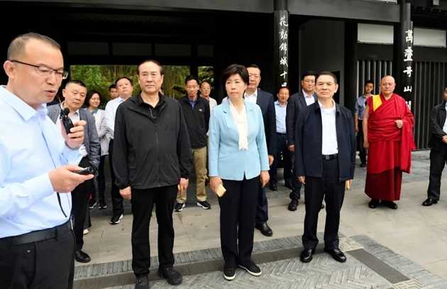 考察組在世園會主會場中華園藝展區(qū)成都園聽取有關(guān)情況介紹。記者 姜寒冬 攝.jpg