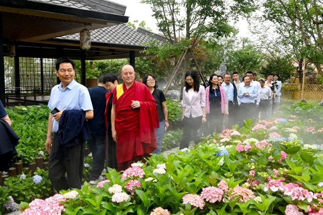 考察組在世園會國際園藝展區(qū)考察。記者 姜寒冬 攝.jpg11.jpg